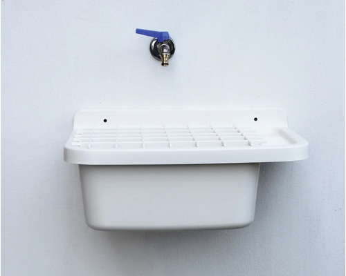 Ausgussbecken aus Kunststoff mit Wasserhahn an der Wand montiert