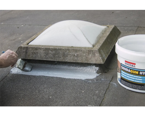 Anwendung von Soudagum Hydros auf einem Dachfenster mit Pinsel und Eimer.