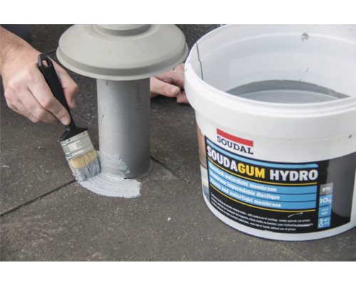 Anwendung von Soudagum Hydro Dichtmasse mit einem Pinsel auf einem Rohr