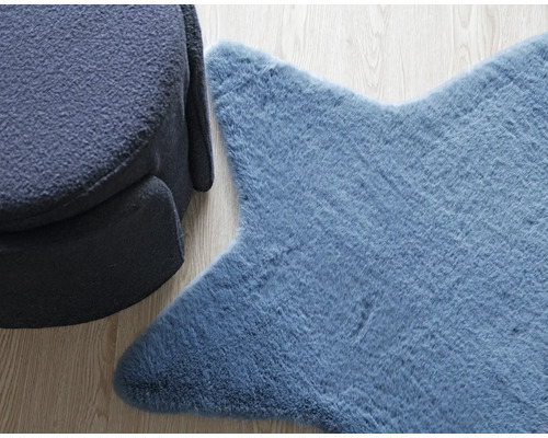 Sternförmiger Teppich aus Kunstfell neben einem Sessel