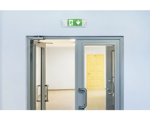 Geöffnete Tür mit Notausgangsschild