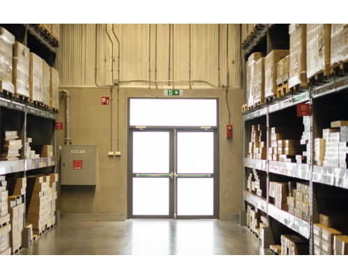 Lagerhalle mit Regalen und Notausgang