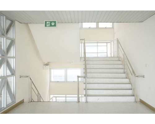 Treppenhaus mit Treppe und Fluchtwegschild