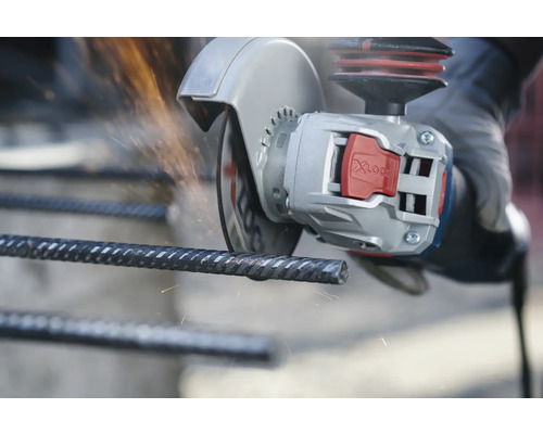 Winkelschleifer beim Schneiden von Bewehrungsstahl