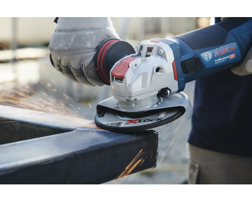 Einhandwinkelschleifer beim Schleifen von Metall mit Funkenflug