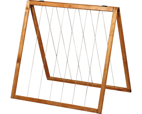 Freistehendes Klettergerüst aus Holz mit Seilen