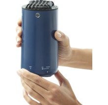 Mückenabwehrgerät in der Hand gehalten