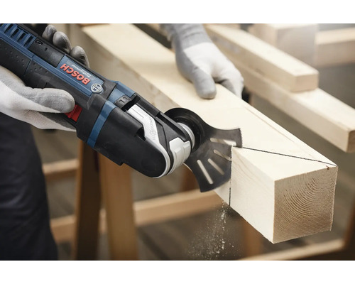 Multifunktionswerkzeug beim Schneiden eines Holzstücks.