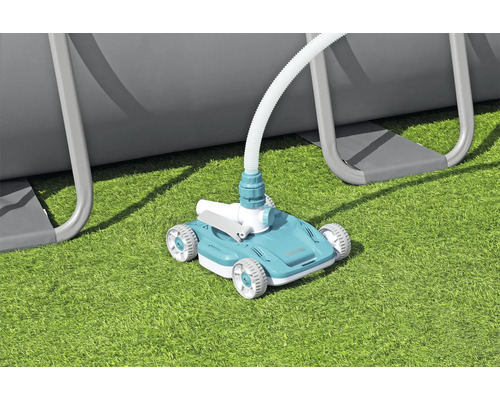 Automatischer Poolreiniger mit Schlauch neben einem Pool