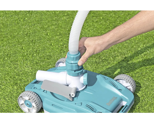 Bestway Poolreinigungsgerät mit Schlauchanschluss auf Rasen