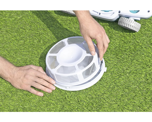 Poolroboter Filterkorb wird von Händen gehalten