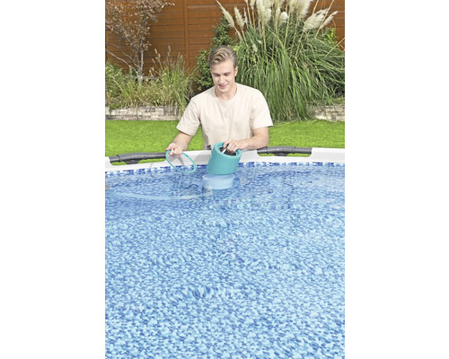 Mann benutzt einen Kescher zur Poolreinigung.