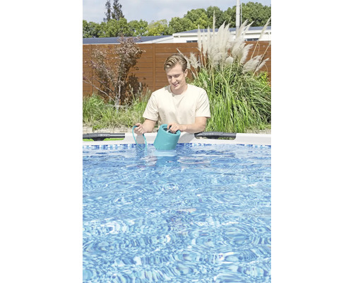 Mann benutzt einen Pool-Dosierschwimmer zur Poolpflege