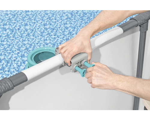 Installation eines Pool-Skimmers an einem Stahlrahmenpool