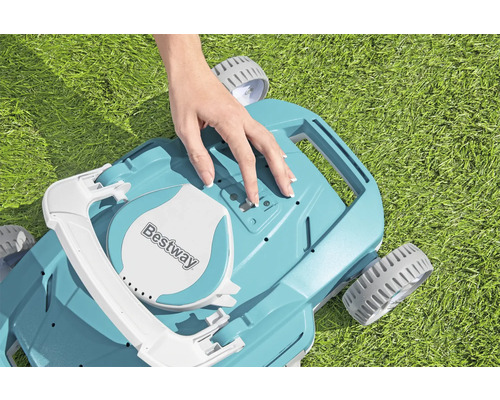 Bestway Logo auf einem Poolreinigungsroboter auf Rasen