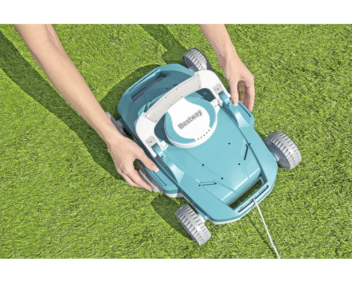 Automatische Poolreinigungsmaschine auf Rasen mit Bestway Logo