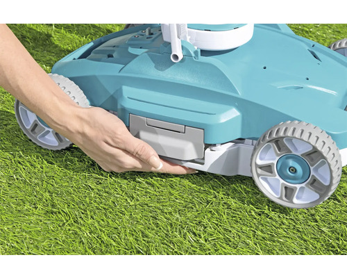 Eine Person setzt den Akku in einen Rasenmäher ein.