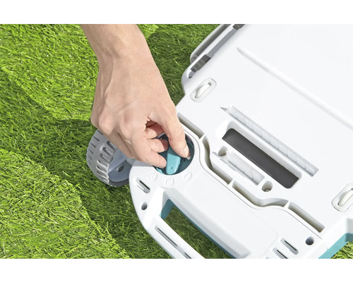 Person justiert die Schnitthöhe eines Rasenmähers.