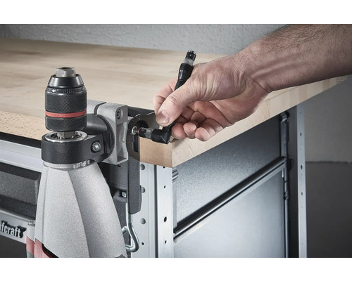 Wolfcraft Logo Bohrmaschinenhalter mit Hand an Werkbank