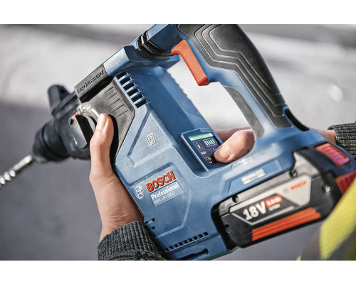 Bohrmaschine mit Bohrer und Akku, Bosch Logo.