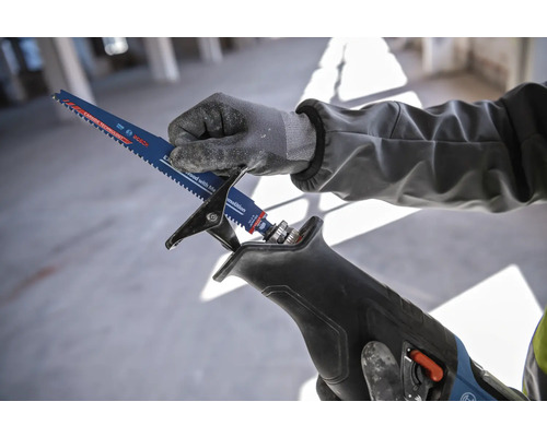 Eine Person setzt ein Säbelsägeblatt in eine Säbelsäge ein.