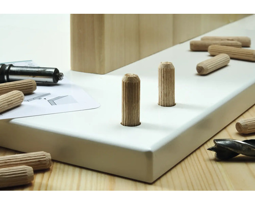Holzdübel in einem Werkstück mit Werkzeugen
