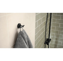 Badezimmeransicht mit Handtuchhalter mit Handtuch und Duscharmatur