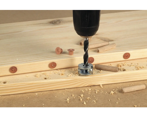 Holzverbindung mit Dübeln und Bohrmaschine