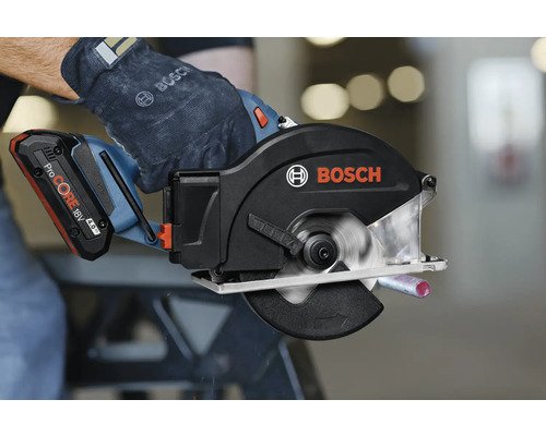 Bosch Logo. Akku-Metallkreissäge beim Schneiden eines Metallrohrs.