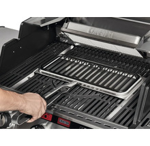 Grill mit Grillrosten und Grillzange