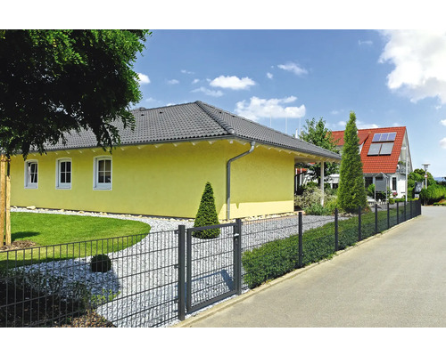 Ansicht eines Wohnhauses mit einem Doppelstabmattenzaun zur Grundstücksbegrenzung