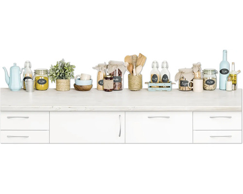 Küchenszene mit Vorratsgläsern, Geschirr und Kochutensilien auf einer Arbeitsplatte