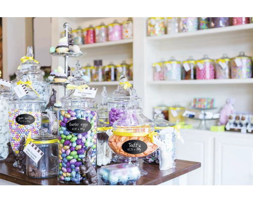 Glasbehälter mit Süßigkeiten in einem Süßwarenladen