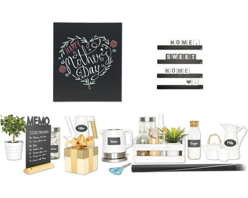 Dekorative Szene mit Tafel, Letterboard und Küchenutensilien