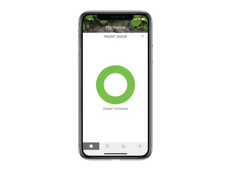 Smartphone mit App-Anzeige: Haustür geschlossen und nicht verriegelt.