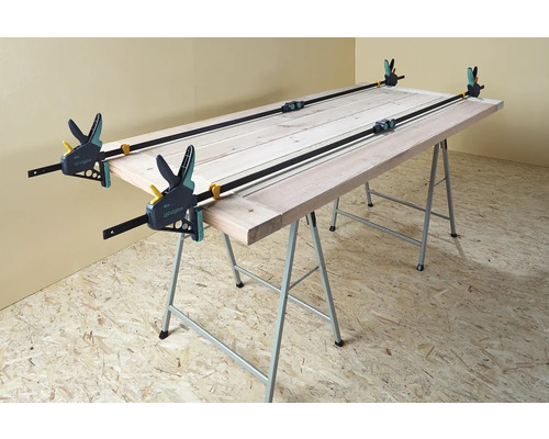 Holztür auf Arbeitstisch mit Schraubzwingen fixiert