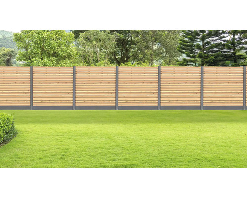 Holzzaun mit Metallpfosten auf Rasenfläche