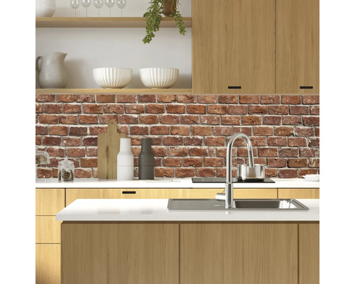 Küchenszene mit Holzelementen, Spüle, Armatur und Backsteinwand