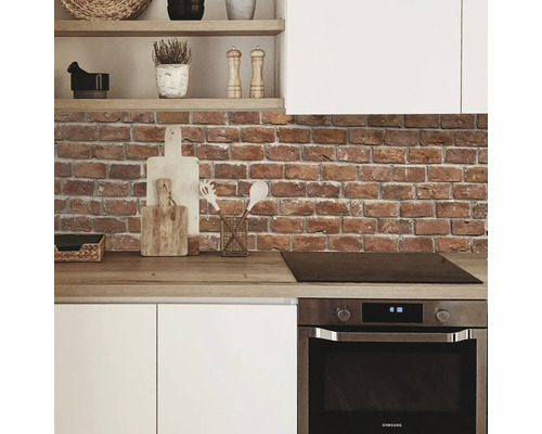 Küchenszene mit Backsteinwand, Schneidebrettern, Küchenutensilien und Backofen.