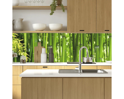 Moderne Küche mit Bambus-Motiv als Spritzschutz hinter der Spüle