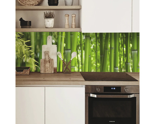 Küchenrückwand mit Bambusmotiv in einer modernen Küche.
