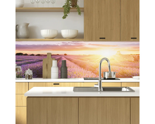 Küchenrückwand mit Lavendelfeld-Motiv in moderner Küche