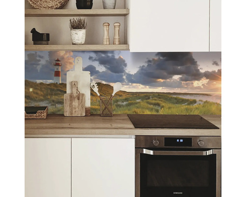 Küchenrückwand mit Leuchtturm-Motiv in einer Küche
