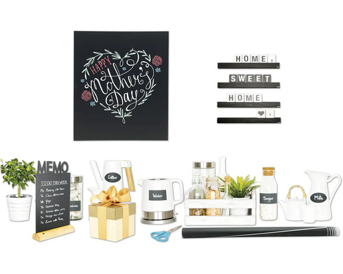 Dekoratives Stillleben mit Tafel, Geschenk, Haushaltsgegenständen und Pflanzen