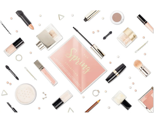 Verschiedene Kosmetikprodukte, inklusive einer Frühlingskollektion