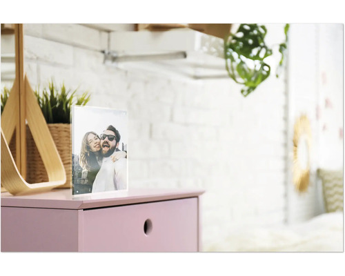 Dekoratives Foto in einem Acrylglasrahmen auf einem Schrank