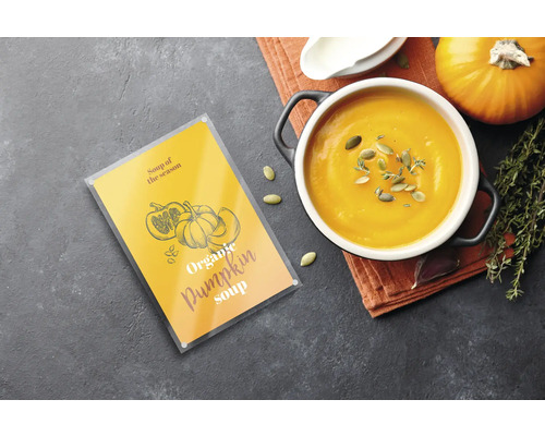 Dekorative Speisekarte neben Kürbissuppe