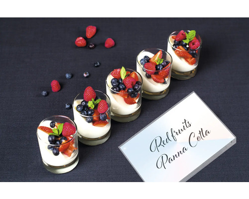 Reihe von Gläsern mit Panna Cotta und roten Früchten