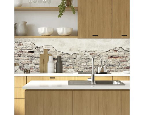 Küchenszene mit Holzschränken, Spüle und dekorativer Ziegelwand