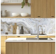 Küchenszene mit Marmor-Wandpaneel, Spüle und Holzelementen